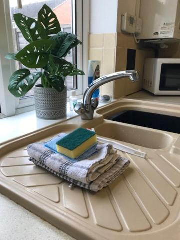 Kb99 Comfy 2 Bedroom House In Horsham, Pets Very Welcome With Easy Links To London And Gatwick Экстерьер фото